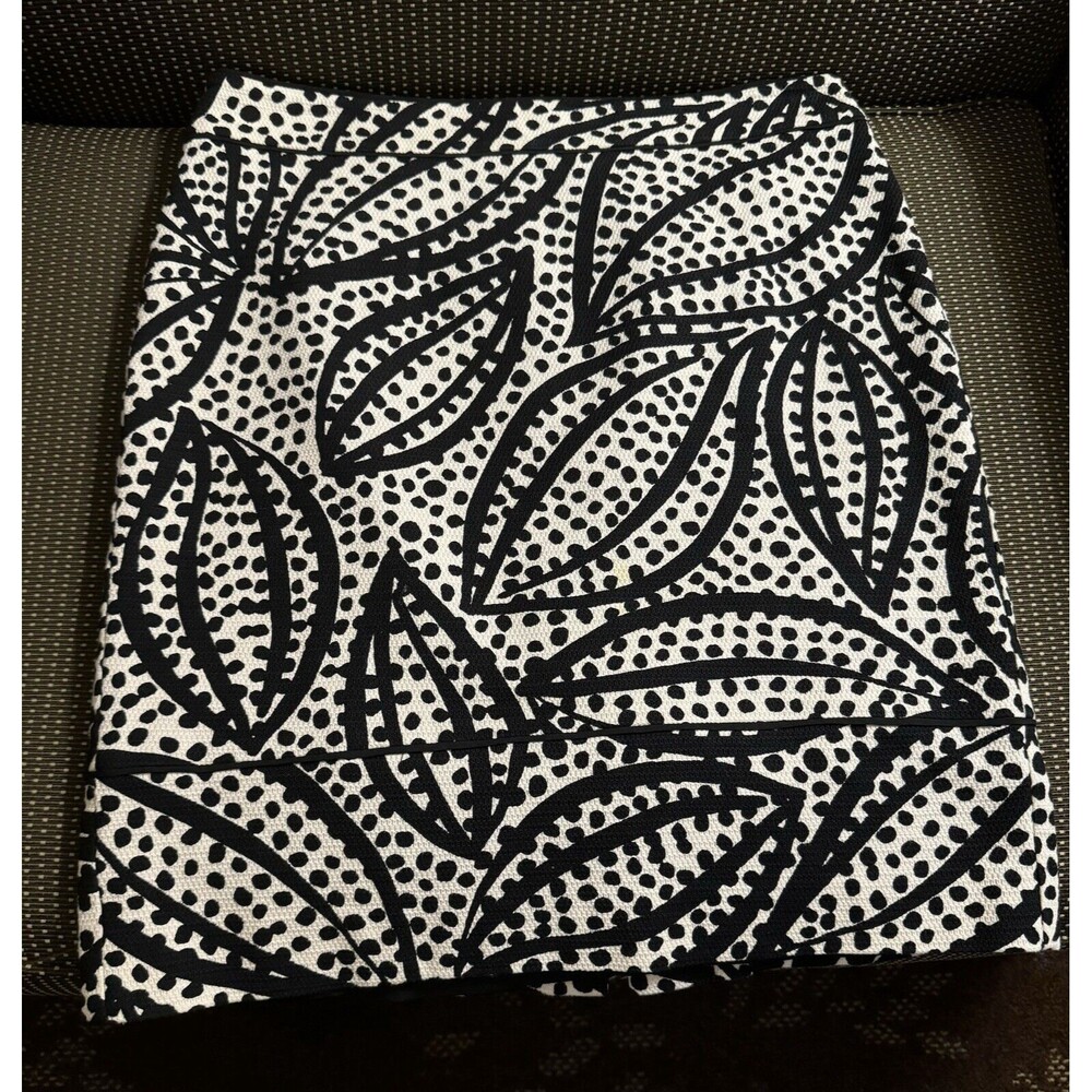 Ann Taylor Petite Black & White Abstract Leaf‎ Print Pencil Skirt - Size 12P